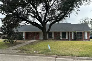 4821 Burning Tree Dr, Baytown, TX 77521 - Photo 1