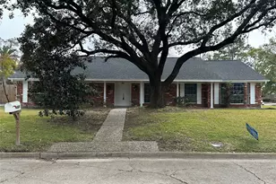 4821 Burning Tree Dr, Baytown, TX 77521 - Photo 2