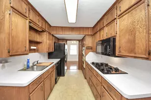 900 S Circle Dr, Baytown, TX 77520 - Photo 20