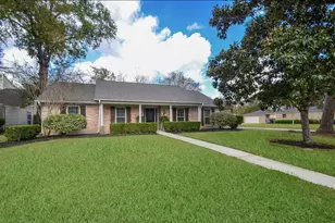 13814 Lynnwood Ln, Sugar Land, TX 77498 - Photo 2