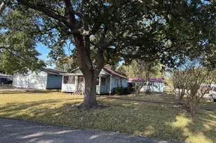 2602 15th St, Port Neches, TX 77651 - Photo 2