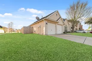 12519 Nantucket Rd, Sugar Land, TX 77478 - Photo 2