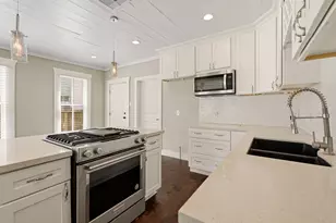 1011 Sealy St, Galveston, TX 77550 - Photo 14