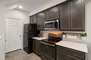 523 N 1st St, La Porte, TX 77571 - Photo 4