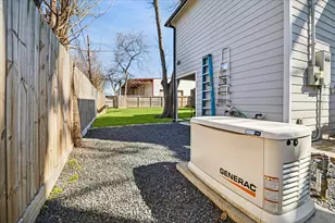 216 W 30th St, Houston, TX 77018 - Photo 4