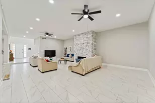 48 Bayou Pointe Dr, Houston, TX 77063 - Photo 10