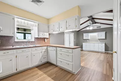 1311 Oak Street, Anahuac, TX 77514 - Photo 10