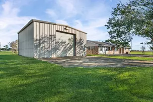 1311 Oak St, Anahuac, TX 77514 - Photo 2