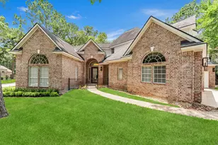 18 Floret Ct, The Woodlands, TX 77382 - Photo 2
