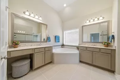 10616 Centre Shadows Drive, Houston, TX 77043 - Photo 18