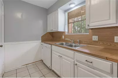 111B Normal Park Drive #B, Huntsville, TX 77320 - Photo 4