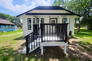 406 E Foley St, Alvin, TX 77511 - Photo 2