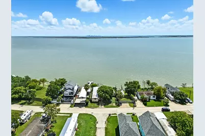 2938 Bay Oaks Harbor Drive, Baytown, TX 77523 - Photo 1