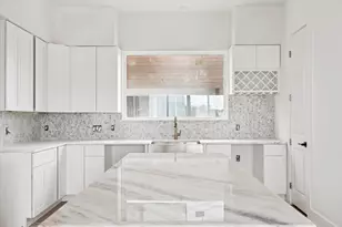 1034 W 17th St, Houston, TX 77008 - Photo 2