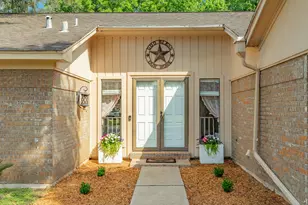 258 Edgewater Dr, West Columbia, TX 77486 - Photo 2