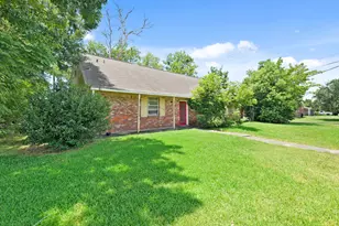 515 Lloyd Ln, Baytown, TX 77521 - Photo 2