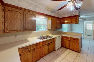 446 Countryside Dr, West Columbia, TX 77486 - Photo 10