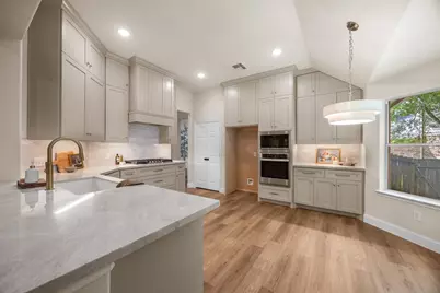 2 Gilded Crest Court, The Woodlands, TX 77382 - Photo 2