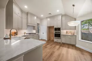 2 Gilded Crest Ct, The Woodlands, TX 77382 - Photo 2