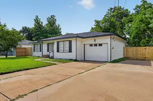 310 Nasturtium St, Lake Jackson, TX 77566 - Photo 4