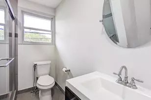 2306 Addison Rd, Houston, TX 77030 - Photo 6