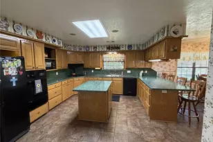 108 Meadow Dr, Schulenburg, TX 78956 - Photo 10