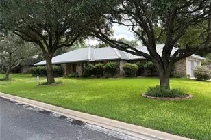 108 Meadow Dr, Schulenburg, TX 78956 - Photo 4