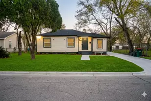 916 Parkway St, Baytown, TX 77520 - Photo 2