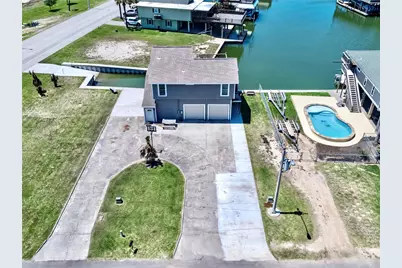 303 Tahiti, Tiki Island, TX 77554 - Photo 2