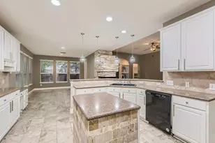 27 W Prairie Dawn Cir, The Woodlands, TX 77385 - Photo 10