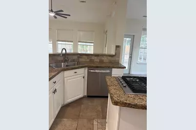 22 E Sterling Pond Circle, The Woodlands, TX 77382 - Photo 8