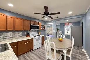 6737 E Bayou Dr, Hitchcock, TX 77563 - Photo 6