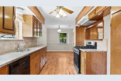 412 Daffodil Street, Lake Jackson, TX 77566 - Photo 20