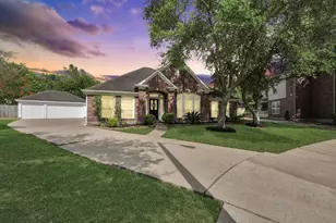 2802 Creek Bend Dr, Friendswood, TX 77546 - Photo 2