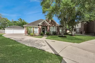 2802 Creek Bend Dr, Friendswood, TX 77546 - Photo 2