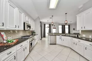 2802 Creek Bend Dr, Friendswood, TX 77546 - Photo 2