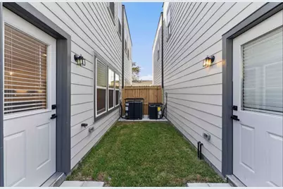 7805 Dyer St, Houston, TX 77088 - Photo 26