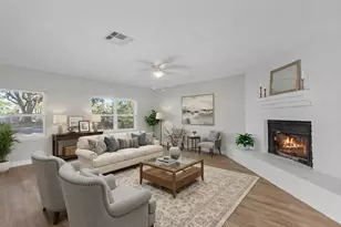 609 Debbie Ln, Alvin, TX 77511 - Photo 2