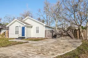 4717 Mallow St, Houston, TX 77033 - Photo 2