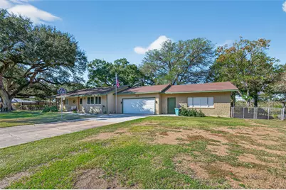 204 King Dr, Columbus, TX 78934 - Photo 2