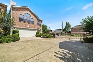 9802 Cynthia Ann Ct, Houston, TX 77025 - Photo 2