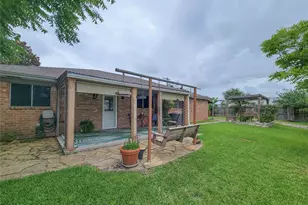 1629 Canary Cir, League City, TX 77573 - Photo 4