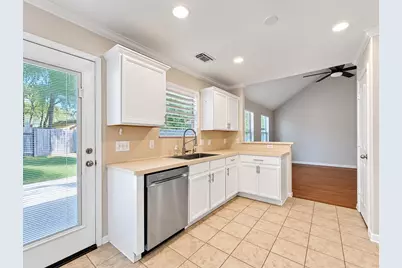 6 Thicket Grove Place, The Woodlands, TX 77385 - Photo 14