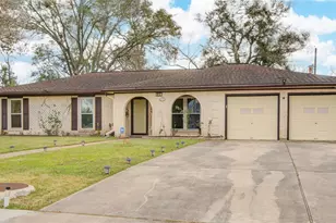 108 Spruce St, Lake Jackson, TX 77566 - Photo 2