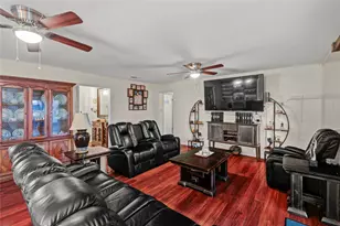 108 Spruce St, Lake Jackson, TX 77566 - Photo 8