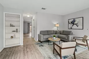 10654 Hazelhurst Dr, Houston, TX 77043 - Photo 2