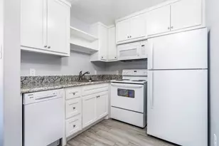 207 N Poplar St, Tomball, TX 77375 - Photo 2