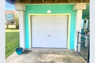 834 Eastview, Crystal Beach, TX 77650 - Photo 28