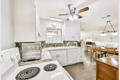 311 25th Avenue N, Texas City, TX 77590 - Photo 8