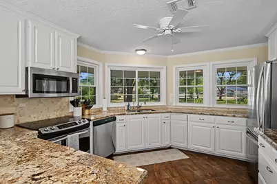 424 Middleton Street, Bacliff, TX 77518 - Photo 8